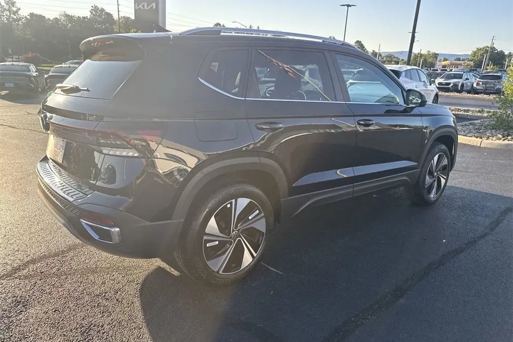 2025 Volkswagen Taos SE photo 1