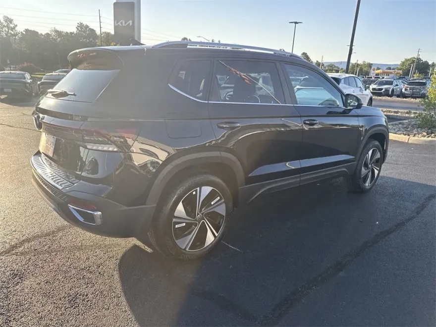 2025 Volkswagen Taos SE photo 1