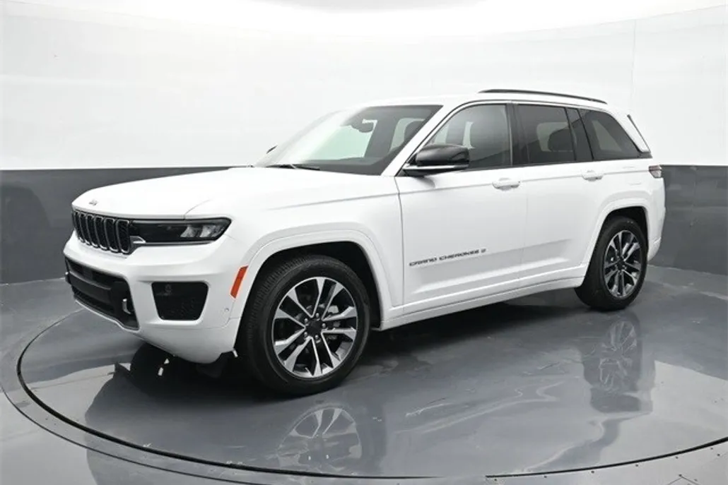 2024 Jeep Grand Cherokee Overland photo 1