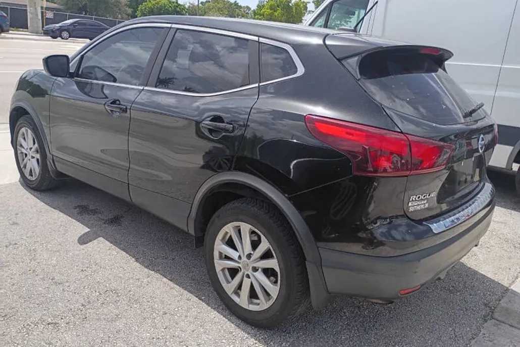 2018 Nissan Rogue Sport S photo 1