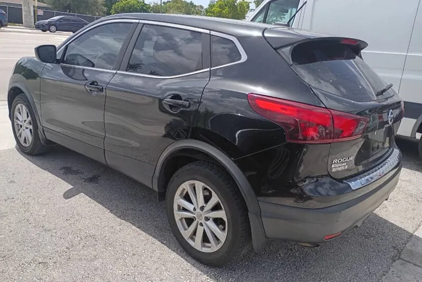2018 Nissan Rogue Sport S photo 1