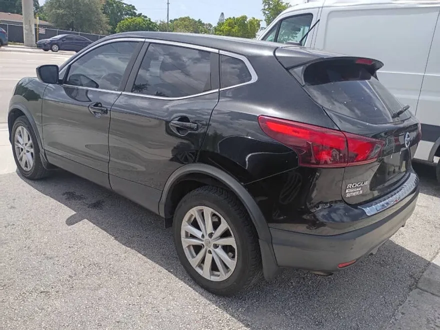 2018 Nissan Rogue Sport S photo 1