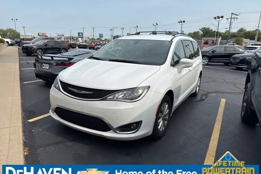 2019 Chrysler Pacifica Touring L photo 1