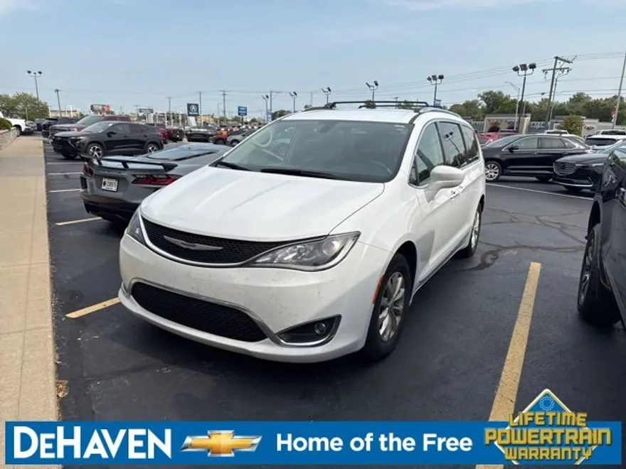 2019 Chrysler Pacifica Touring L photo 1