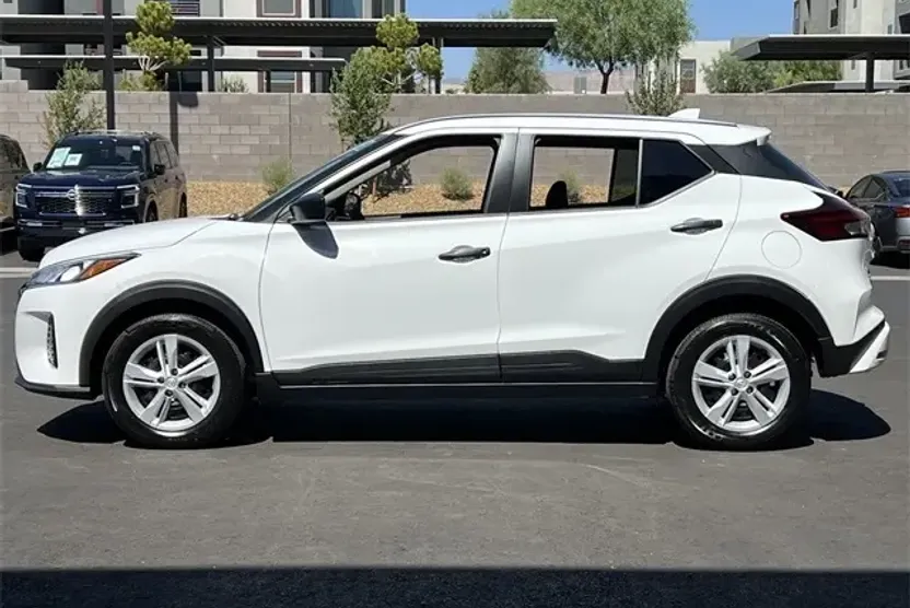 2025 Nissan Kicks Play S photo 1