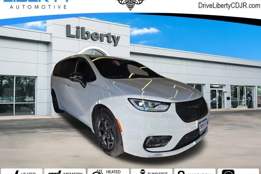 2024 Chrysler Pacifica Hybrid photo 1