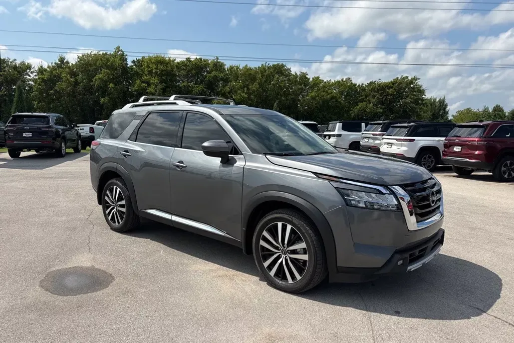 2024 Nissan Pathfinder Platinum photo 1