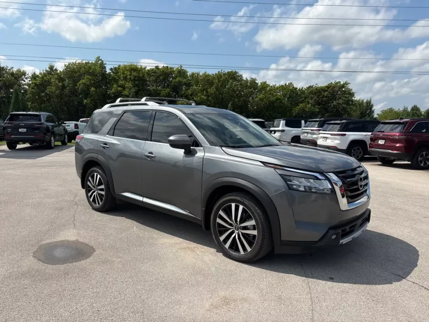 2024 Nissan Pathfinder Platinum photo 1