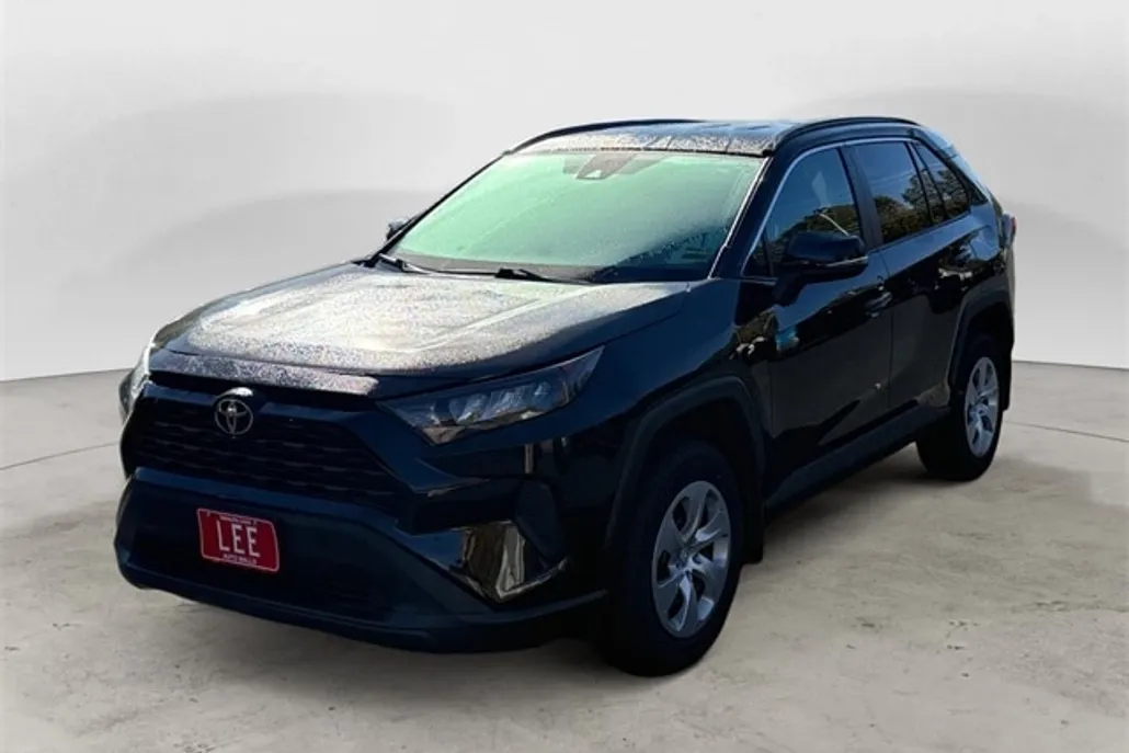 2020 Toyota RAV4 LE photo 1
