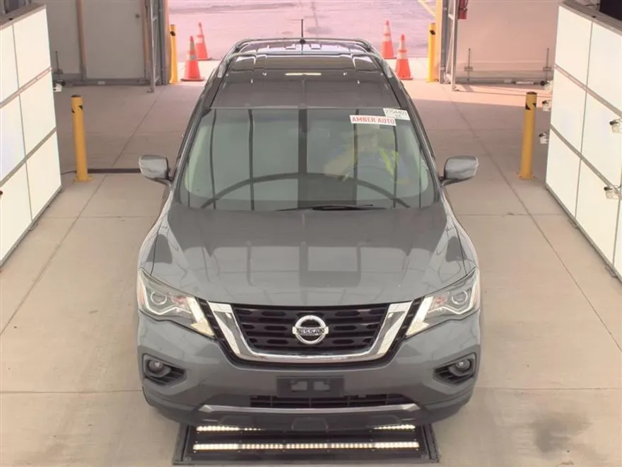 2017 Nissan Pathfinder SV photo 1