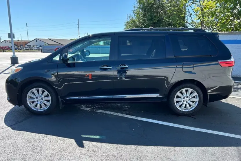 2017 Toyota Sienna XLE photo 1