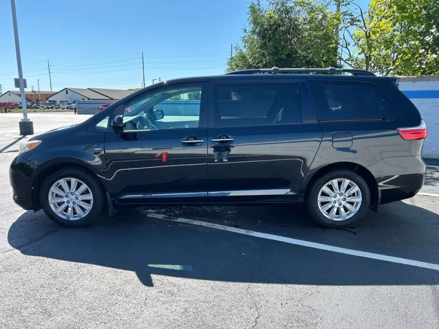 2017 Toyota Sienna XLE photo 1