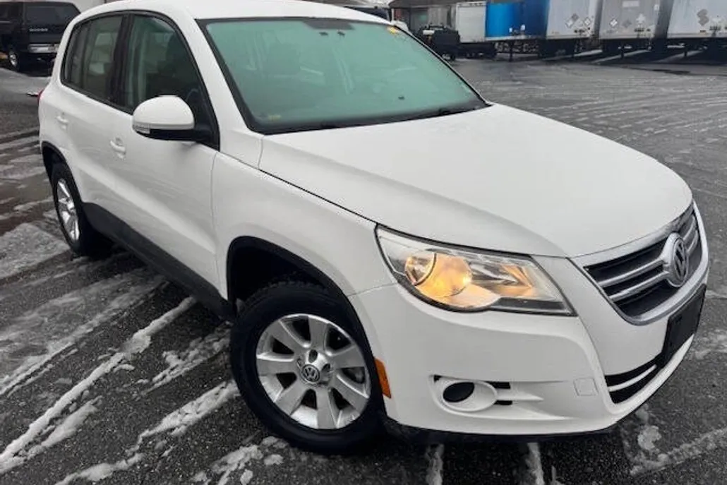 2010 Volkswagen Tiguan S photo 1
