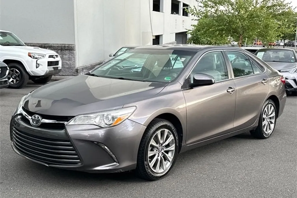 2016 Toyota Camry LE photo 1