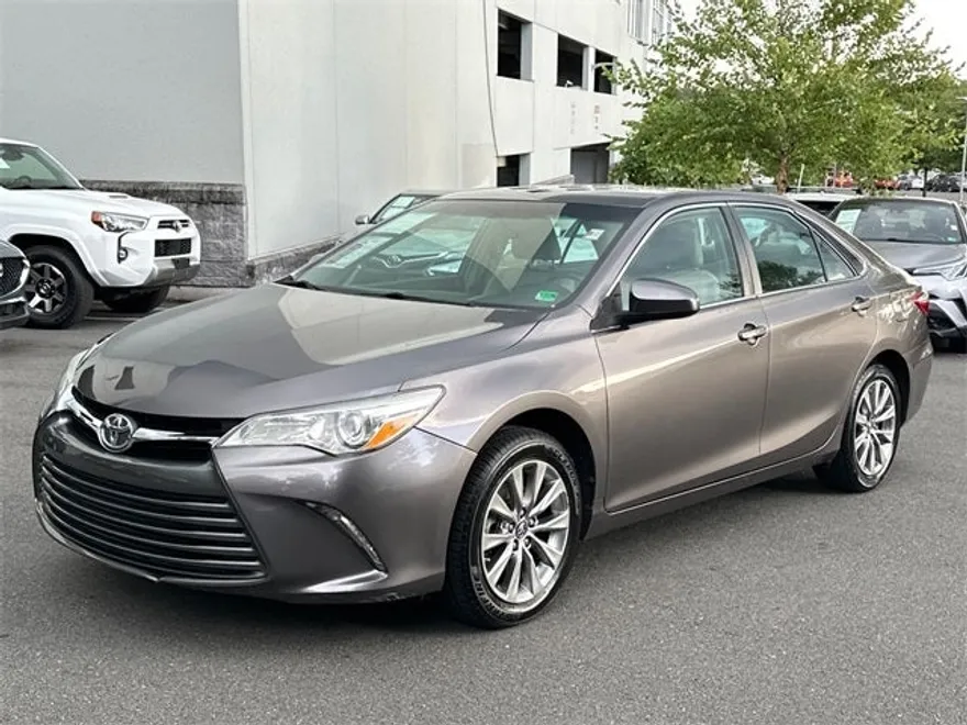 2016 Toyota Camry LE photo 1
