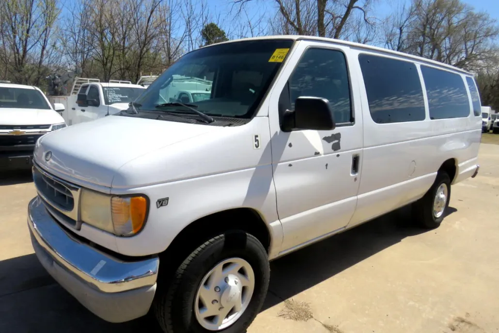 2001 Ford E-350 XLT photo 1