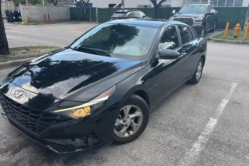 2023 Hyundai Elantra SE photo 1