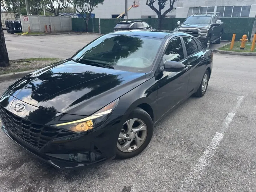 2023 Hyundai Elantra SE photo 1