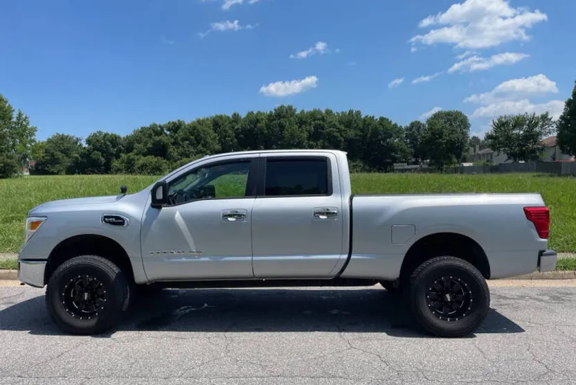 2017 Nissan Titan SV photo 1