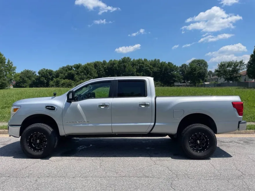 2017 Nissan Titan SV photo 1