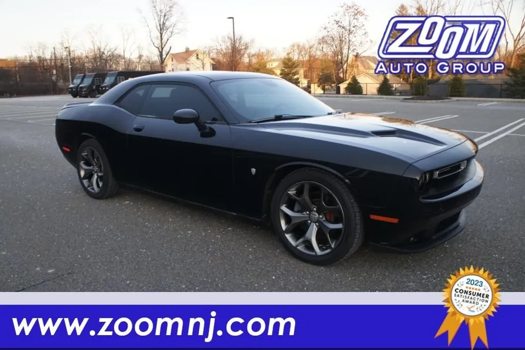 2015 Dodge Challenger SXT photo 1