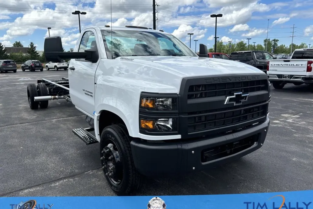 2023 Chevrolet Silverado 6500HD Work Truck photo 1