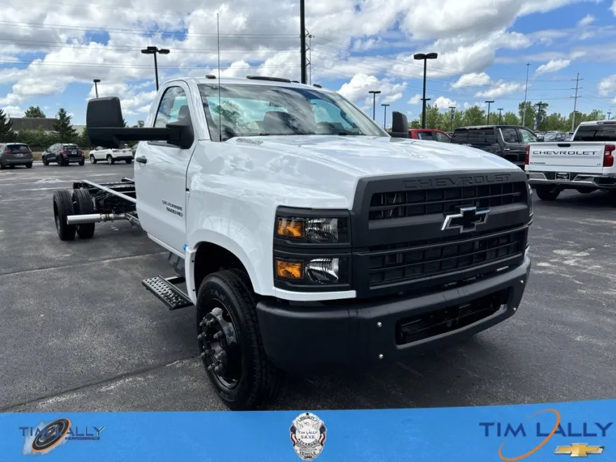 2023 Chevrolet Silverado 6500HD Work Truck photo 1