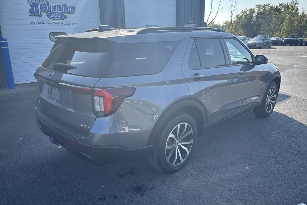 2025 Ford Explorer ST-Line photo 1
