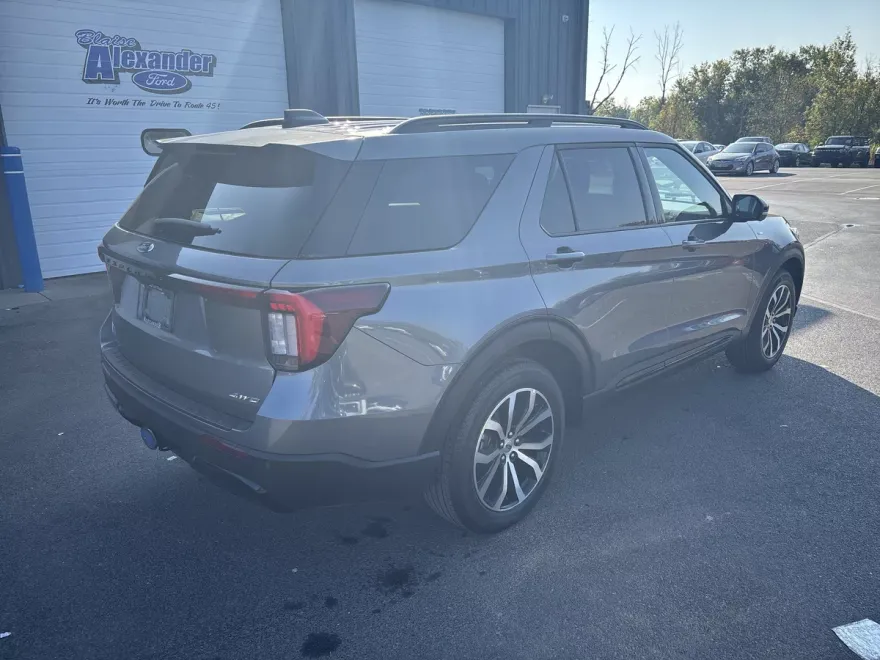 2025 Ford Explorer ST-Line photo 1
