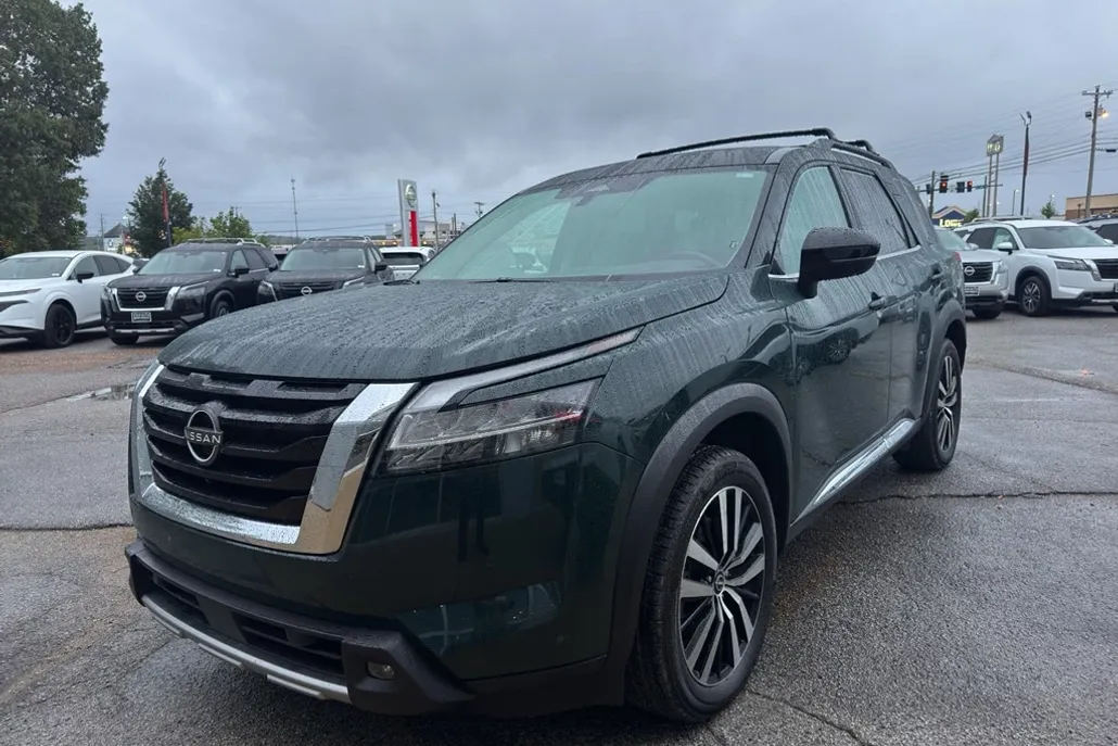 2023 Nissan Pathfinder Platinum photo 1