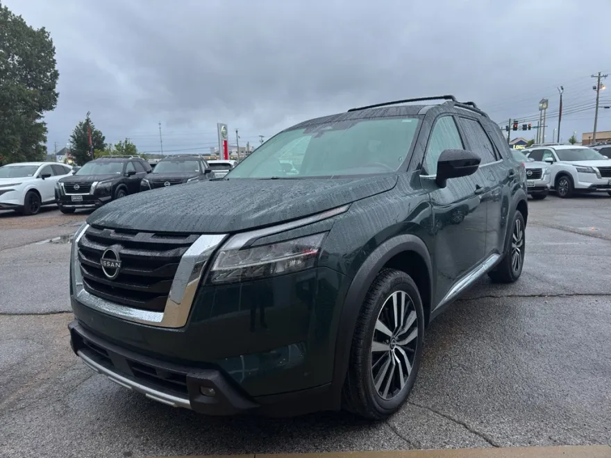 2023 Nissan Pathfinder Platinum photo 1