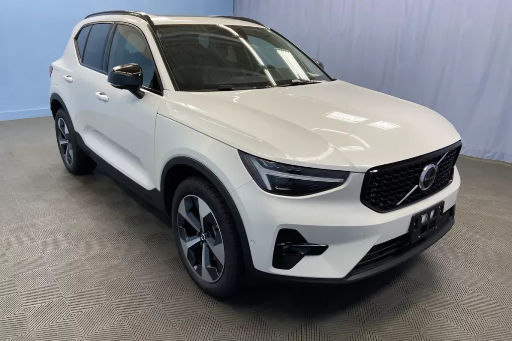 2026 Volvo XC40 Plus photo 1