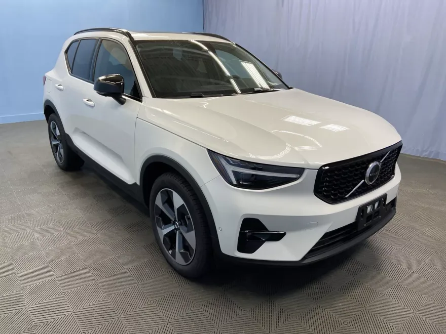 2026 Volvo XC40 Plus photo 1