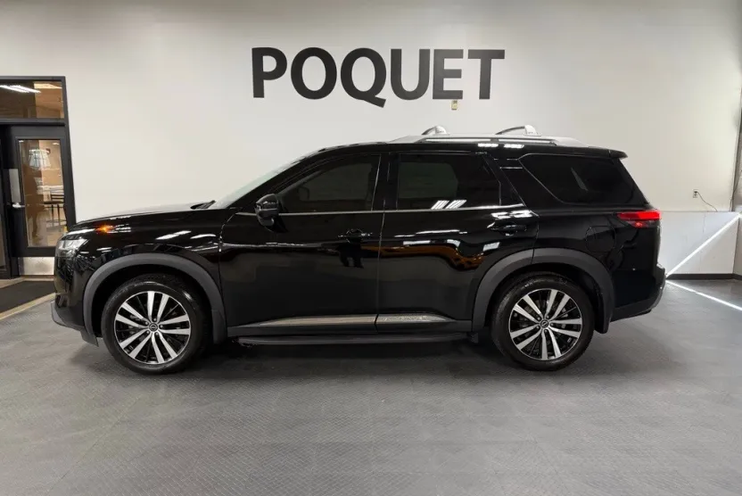 2023 Nissan Pathfinder Platinum photo 1