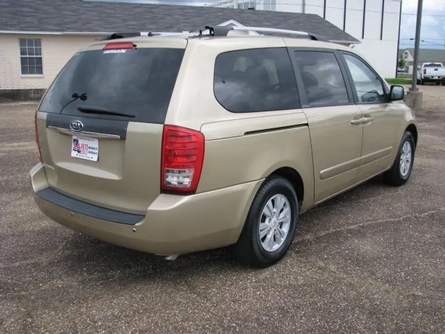 2011 Kia Sedona LX photo 2