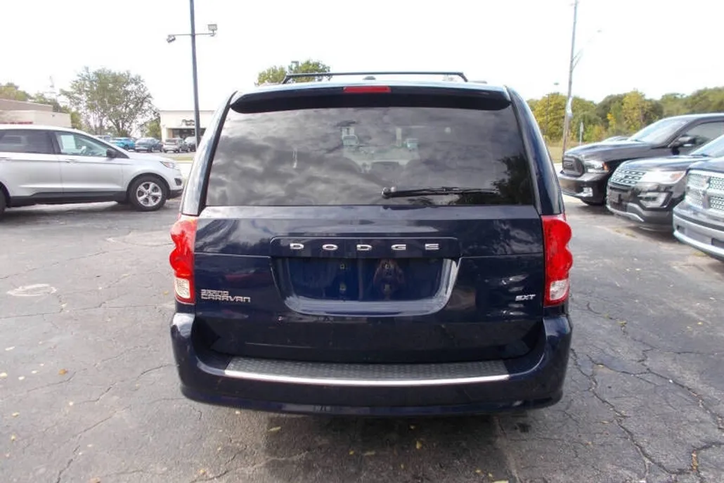 2014 Dodge Grand Caravan SXT photo 1