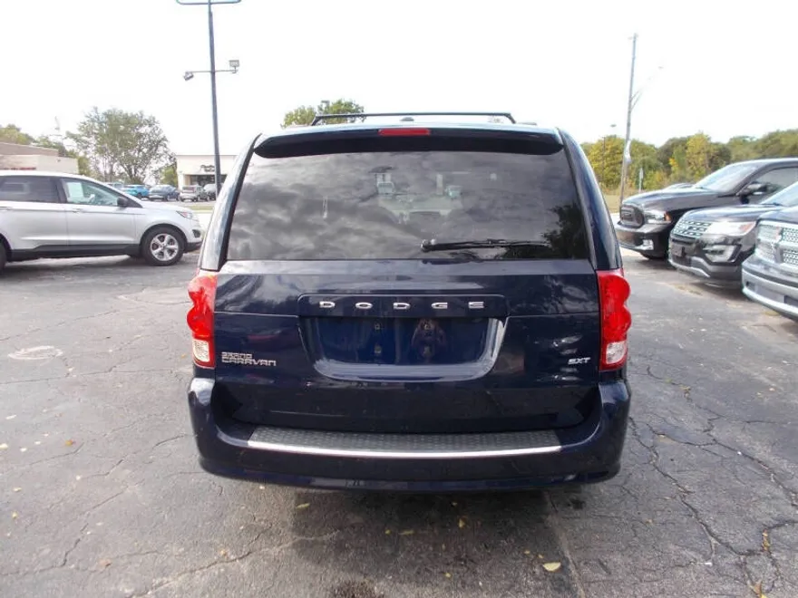 2014 Dodge Grand Caravan SXT photo 1