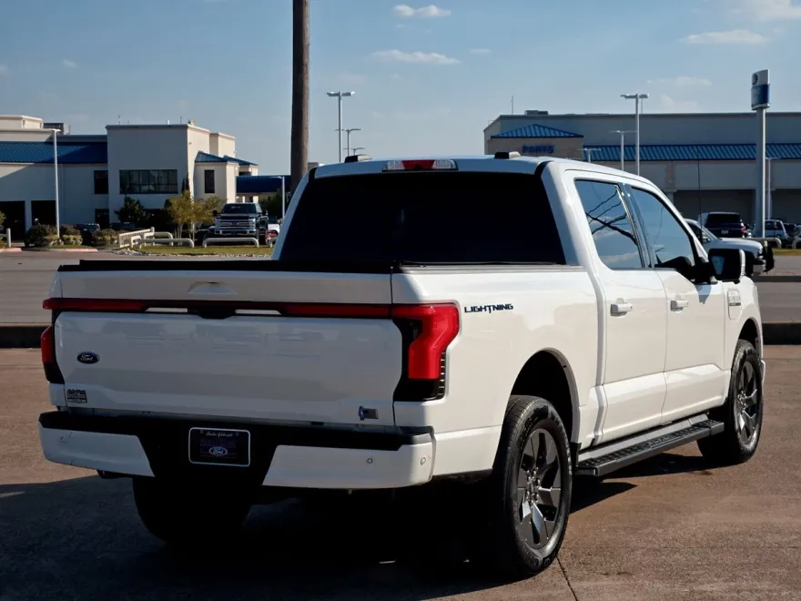 2023 Ford F-150 Lightning Lariat photo 1