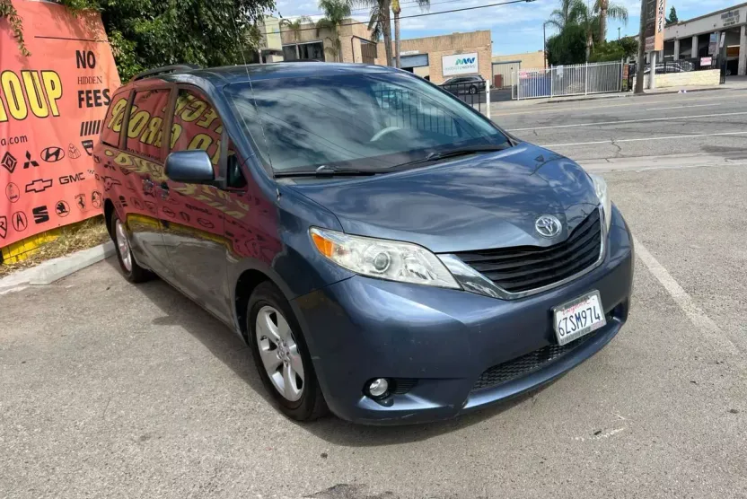 2013 Toyota Sienna LE photo 1
