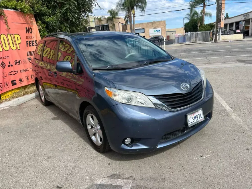 2013 Toyota Sienna LE photo 1