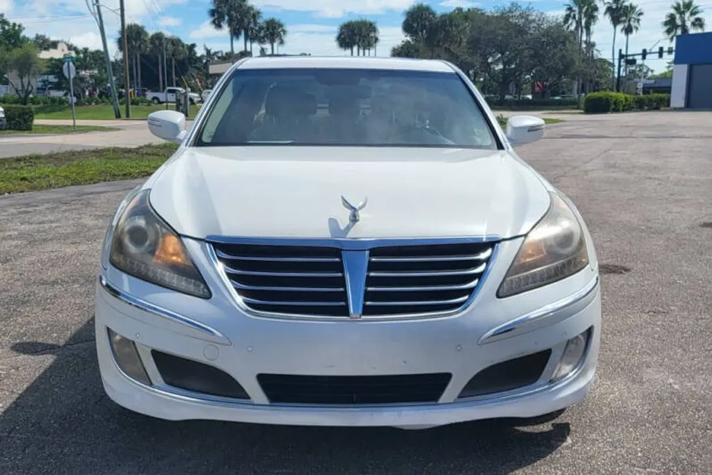 2013 Hyundai Equus Signature photo 1