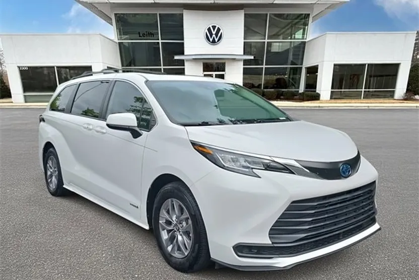 2021 Toyota Sienna LE photo 1