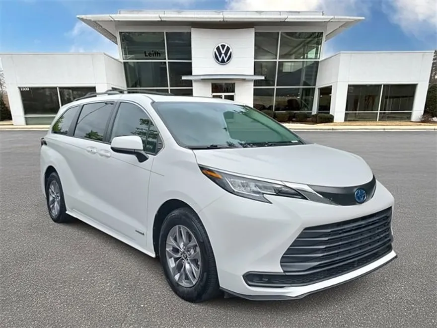 2021 Toyota Sienna LE photo 1
