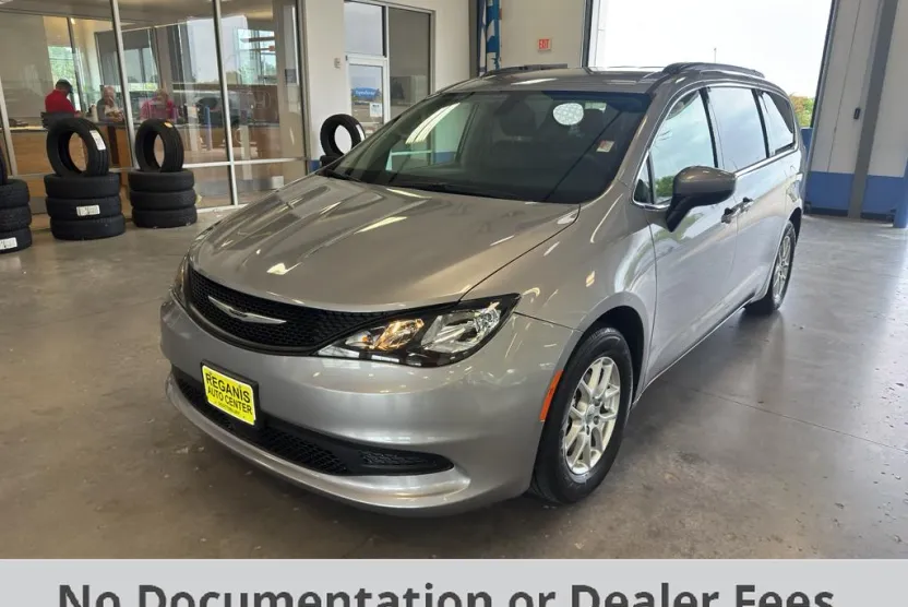2021 Chrysler Voyager LXi photo 1