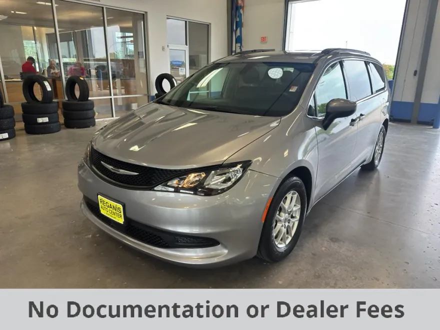 2021 Chrysler Voyager LXi photo 1