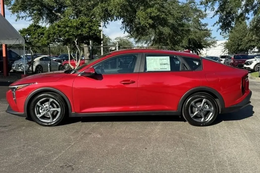 2025 Kia K4 LXS photo 1