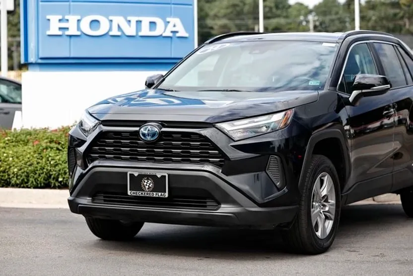 2024 Toyota RAV4 Hybrid XLE photo 1