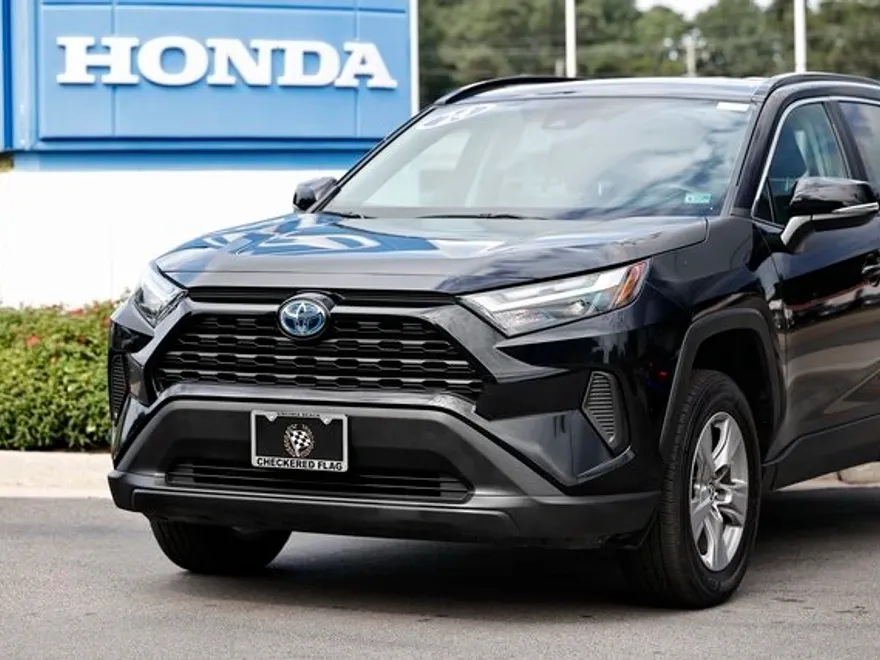 2024 Toyota RAV4 Hybrid XLE photo 1