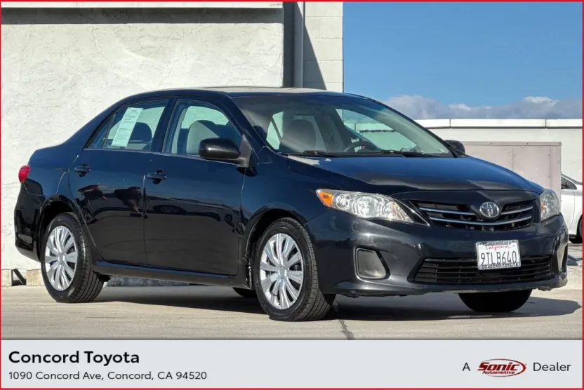 2013 Toyota Corolla LE photo 1