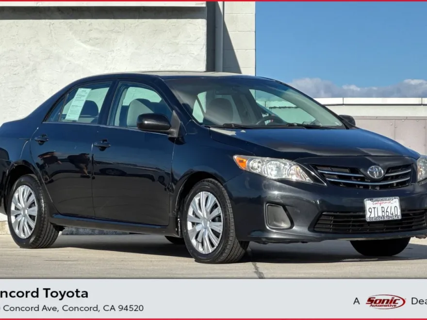 2013 Toyota Corolla LE photo 1